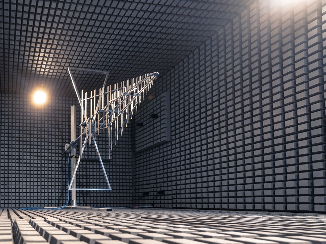 EMV Kammer von innen mit Antenne