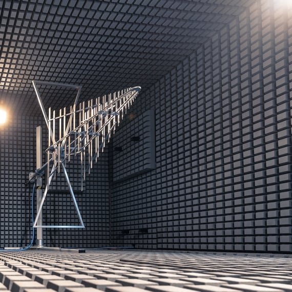 EMV Kammer von innen mit Antenne