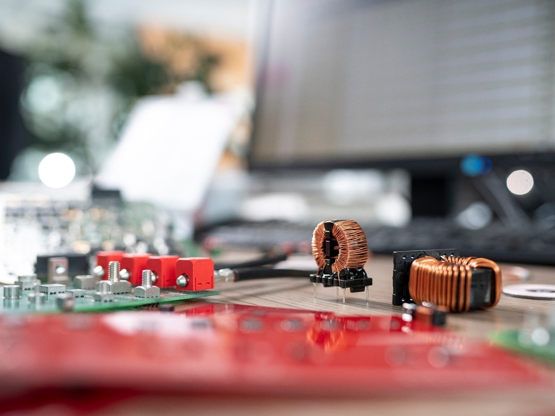 Schreibtisch mit verschiedenen elektronischen Bauteilen