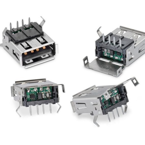 Vier USB Bauteile auf weißem Hintergrund
