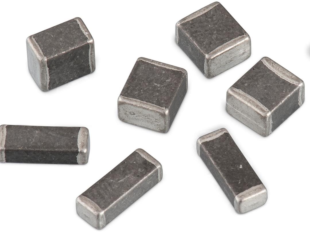 Viele Ferrite auf weißem Hintergrund