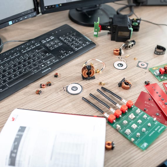 Schreibtisch mit verschiedenen elektronischen Bauteilen