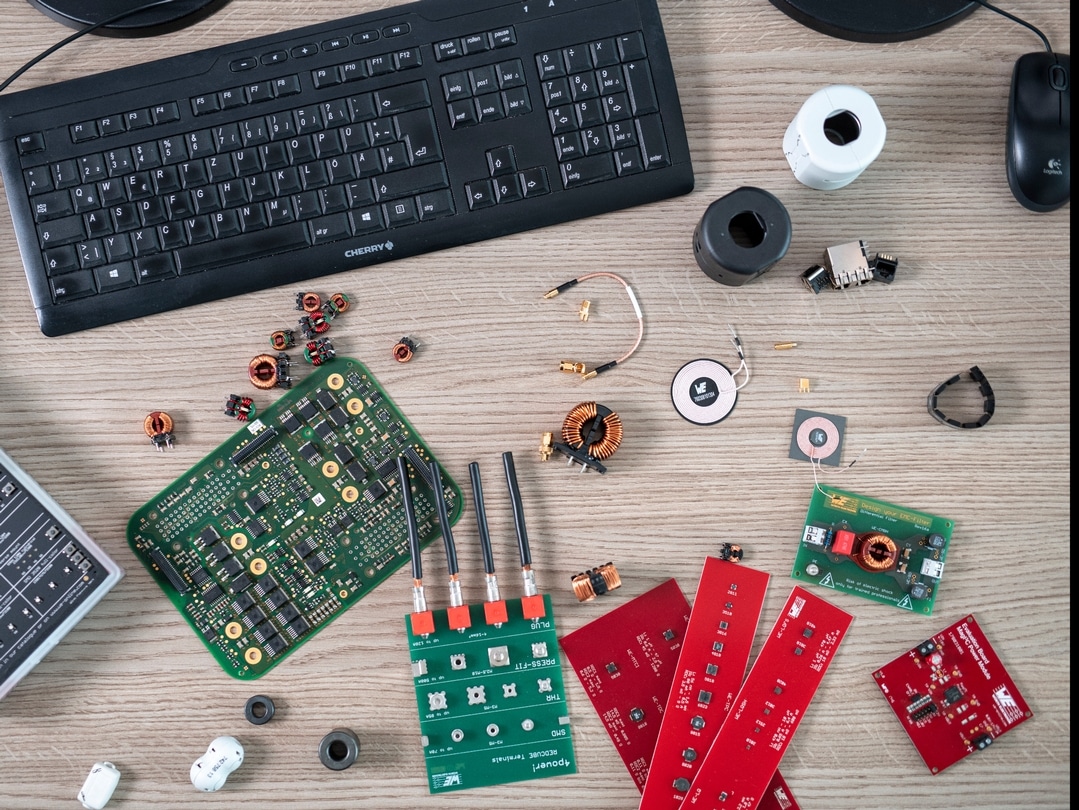Arbeitsplatz mit elektronischen Mustern und Evaluation Boards