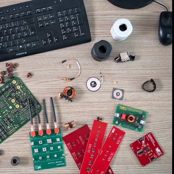 Arbeitsplatz mit elektronischen Mustern und Evaluation Boards