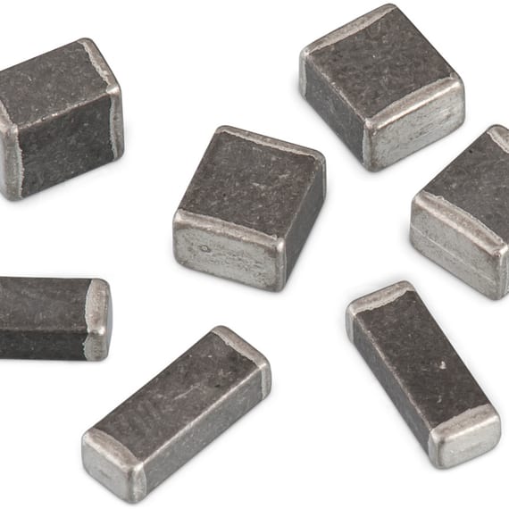Viele Ferrite auf weißem Hintergrund