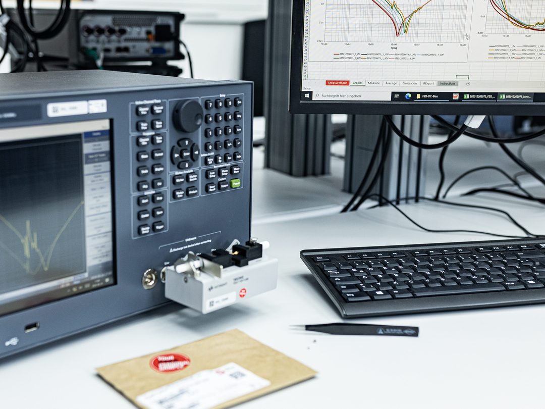 Monitor mit Grafikanzeige, Tastatur und Prüfgerät