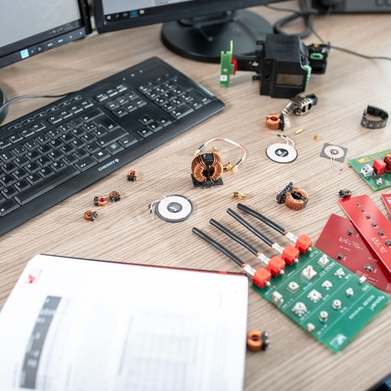 Schreibtisch mit Leiterplatte und elektrischen Bauteilen