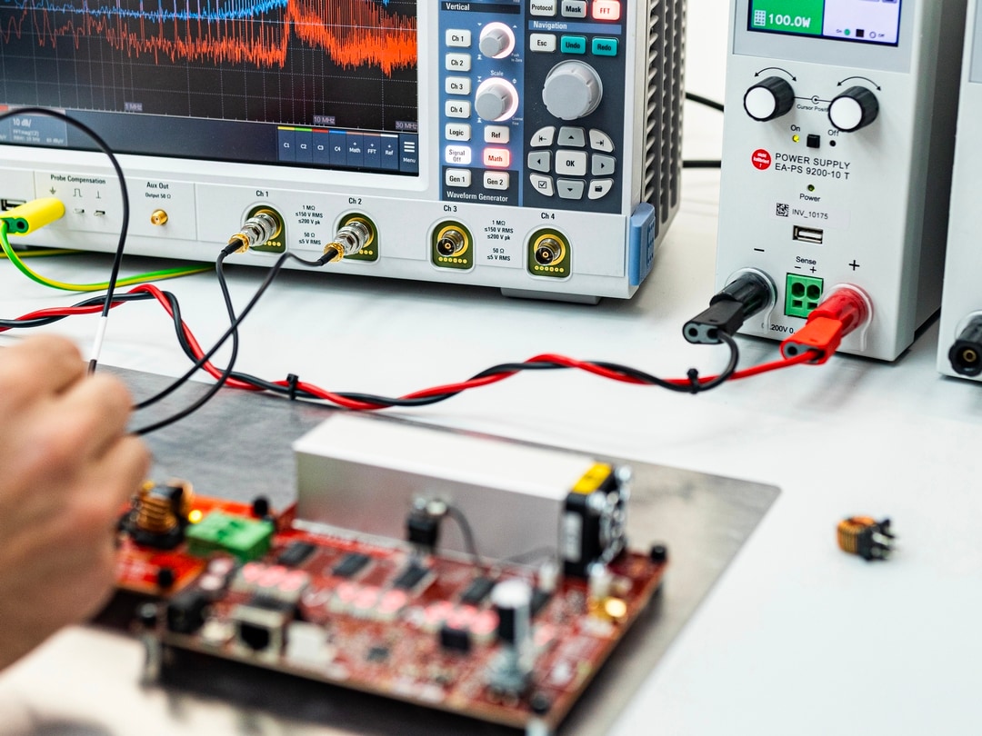 Ein Prüfgerät, das verschiedene Werte misst, ist durch einen Kabelanschluss mit einem Bauteil verbunden.