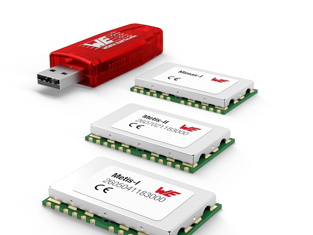 Drei Repeater und ein roter USB Stick auf weißem Hintergrund