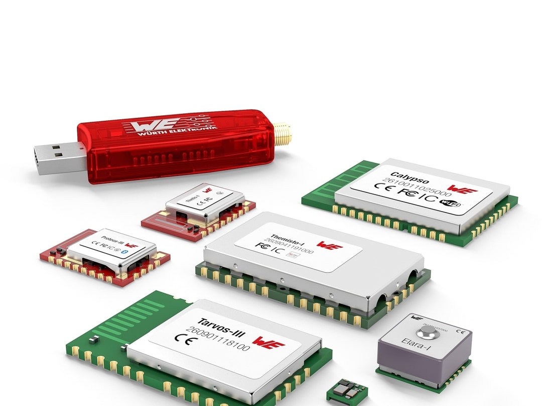 Viele verschiedene Bauteile auf weißem Hintergrund