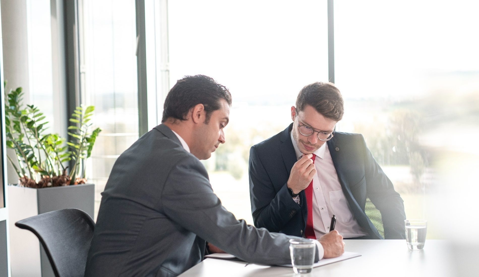 Beratungsgespräch Vertrieb Männer im beratenden Gespräch im Besprechungsraum