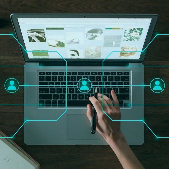 Computer mit Symbolen einer Person, die mit Linien verbunden ist