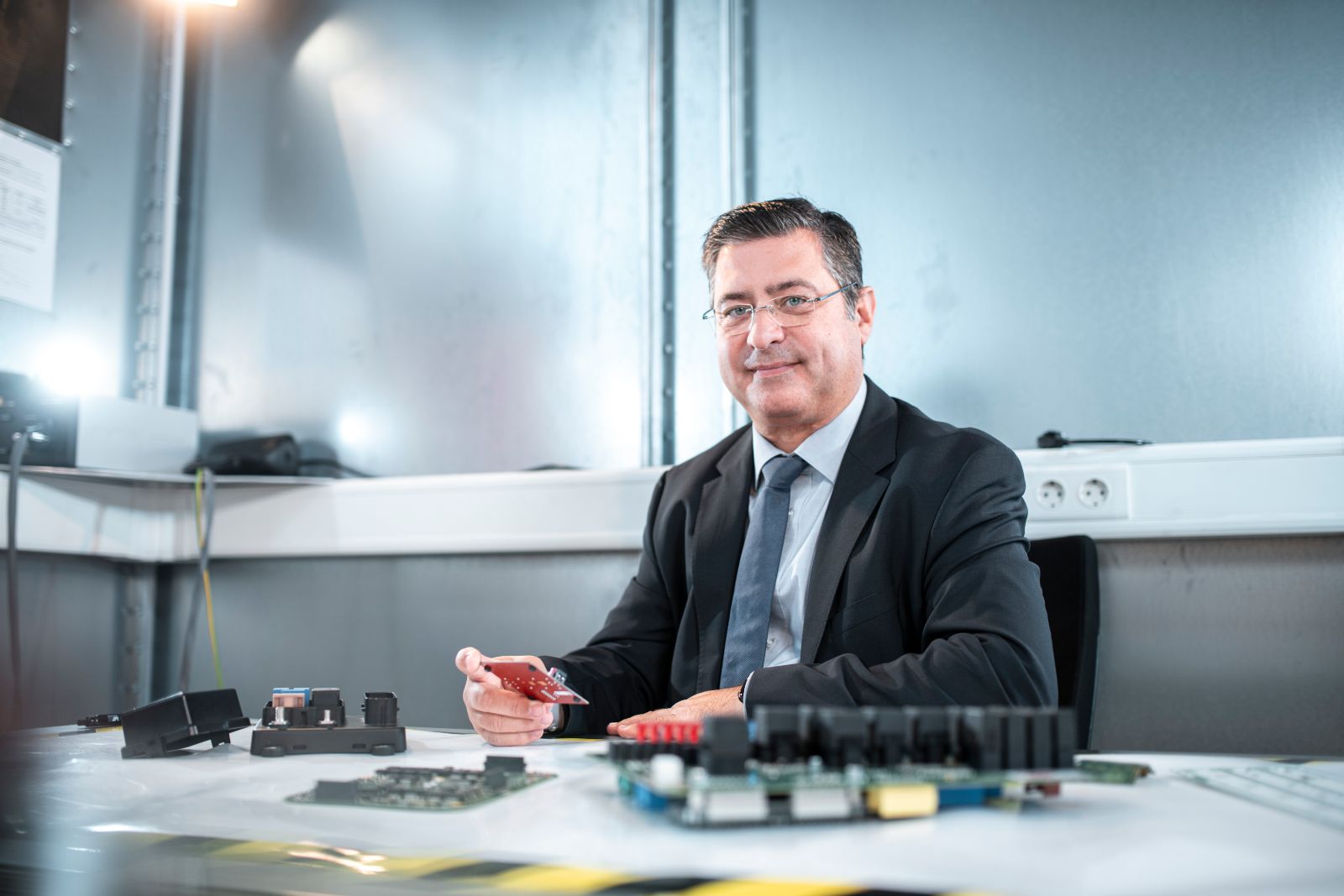 Lorandt mit Produkten Lorandt hält unsere Produkte in den Händen und sieht sie sich an