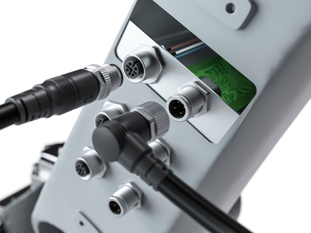 Vor einem weißen Hintergrund sehen wir eine silberne Leiste mit Steckern