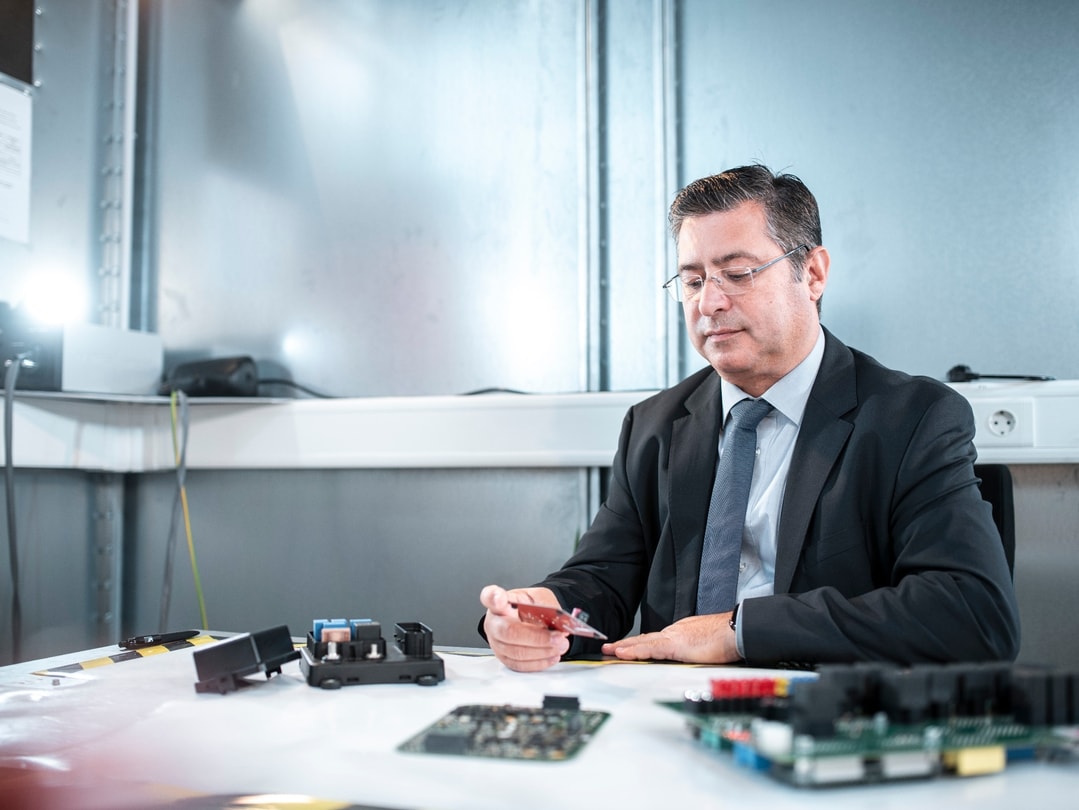 Technischer Entwickler im Labor arbeitet mit Platinen und Boards