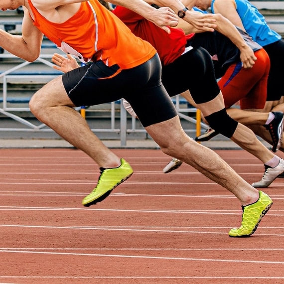 Sportler starten Sprint an der Startlinie
