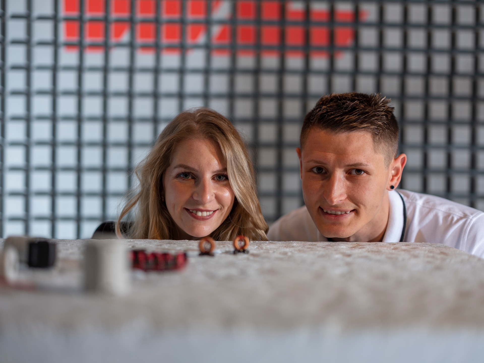 Eine Frau und dein Mann schauen auf Augenhöhe auf unsere Produkte Eine Frau und dein Mann schauen auf Augenhöhe auf unsere Produkte