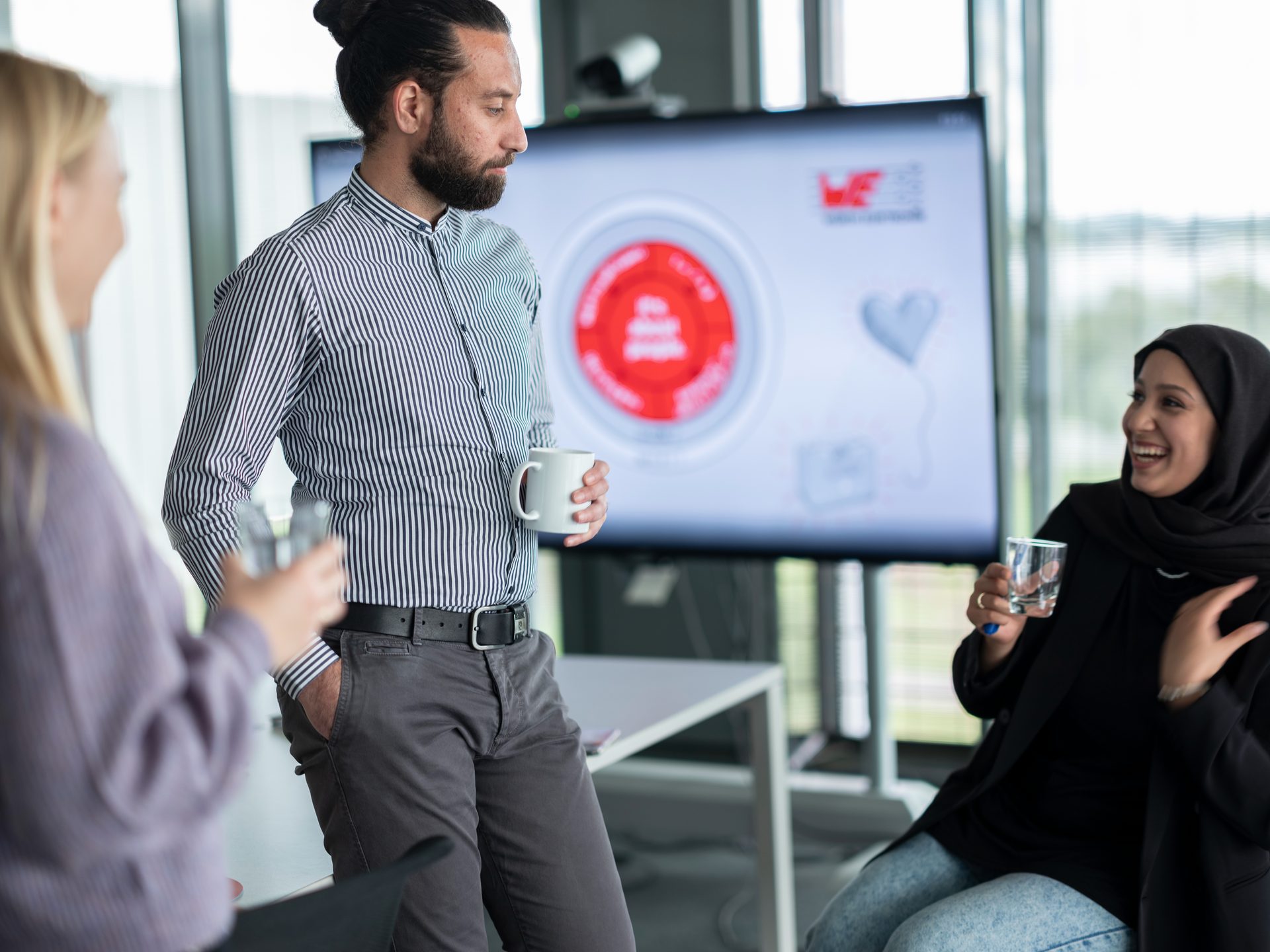 Workshop 3 people are together at a workshop and talk to each other