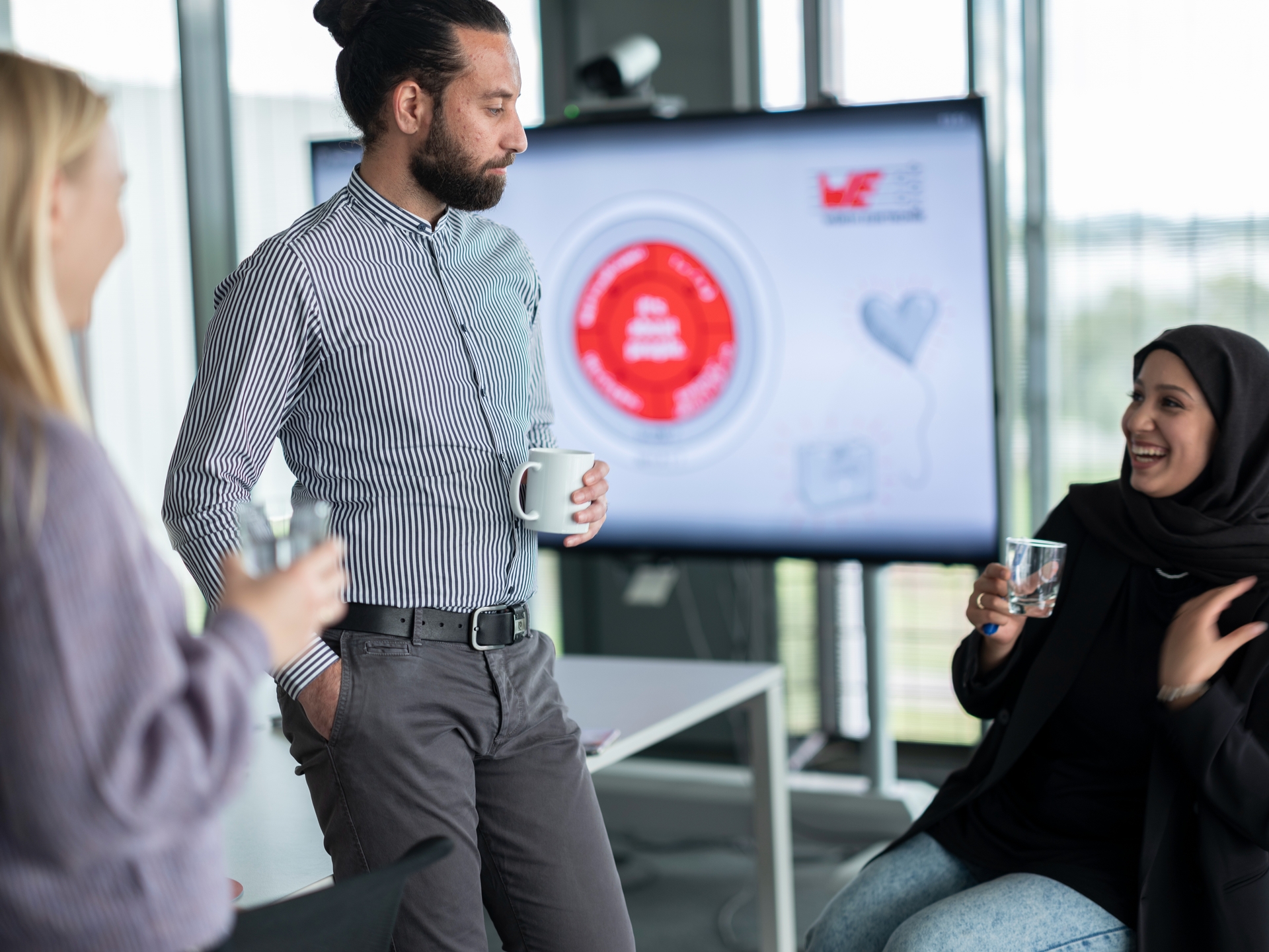 Workshop 3 Personen sind zusammen bei einem Workshop und unterhalten sich