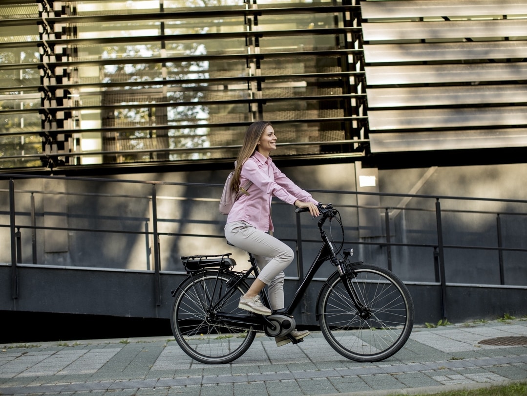Eine Frau fährt mit einem elektrischen Fahrrad