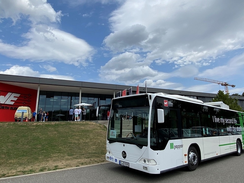 Linienbus steht vor dem Gebäude der Würth Elektronik ICS
