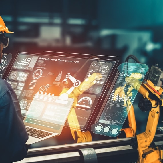 Arbeiter, der Industrieanlagen übersieht