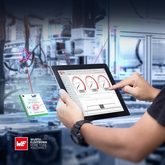Mann, der Tablet mit unterschiedlichen Maßen auf dem Bildschirm hält