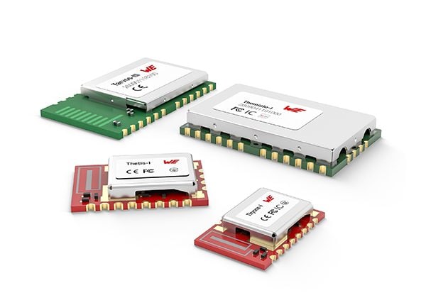 Vier Platinen unterschiedlicher Größe mit silberfarbenen Abdeckungen