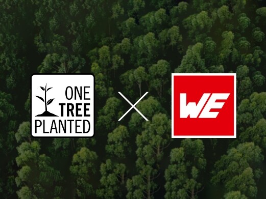 Vor einem grünen Wald-Hintergrund stehen zwei Logos: