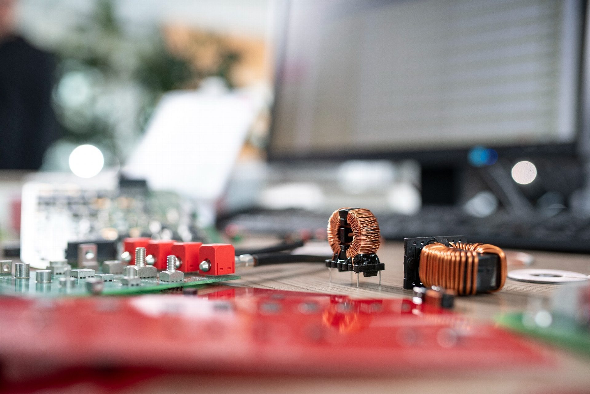 Prototyping am Schriebtisch Platinen und Bauteile liegen auf einem Tisch vor einem Computer