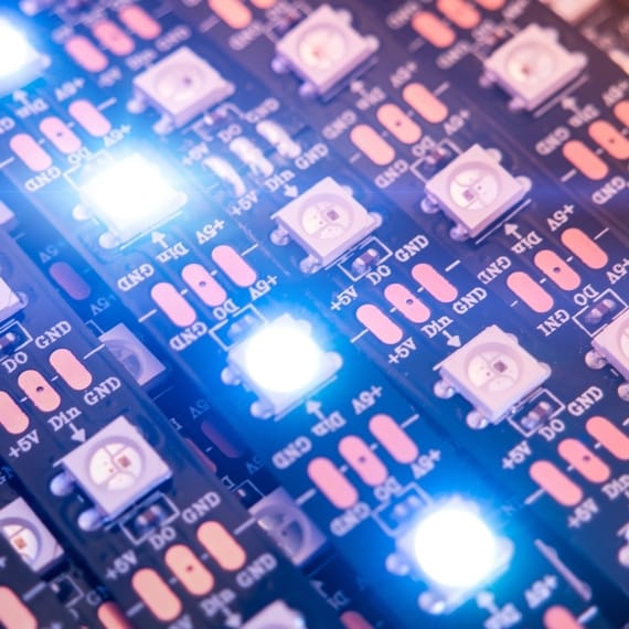Elektrische Bauteile auf einer Rolle