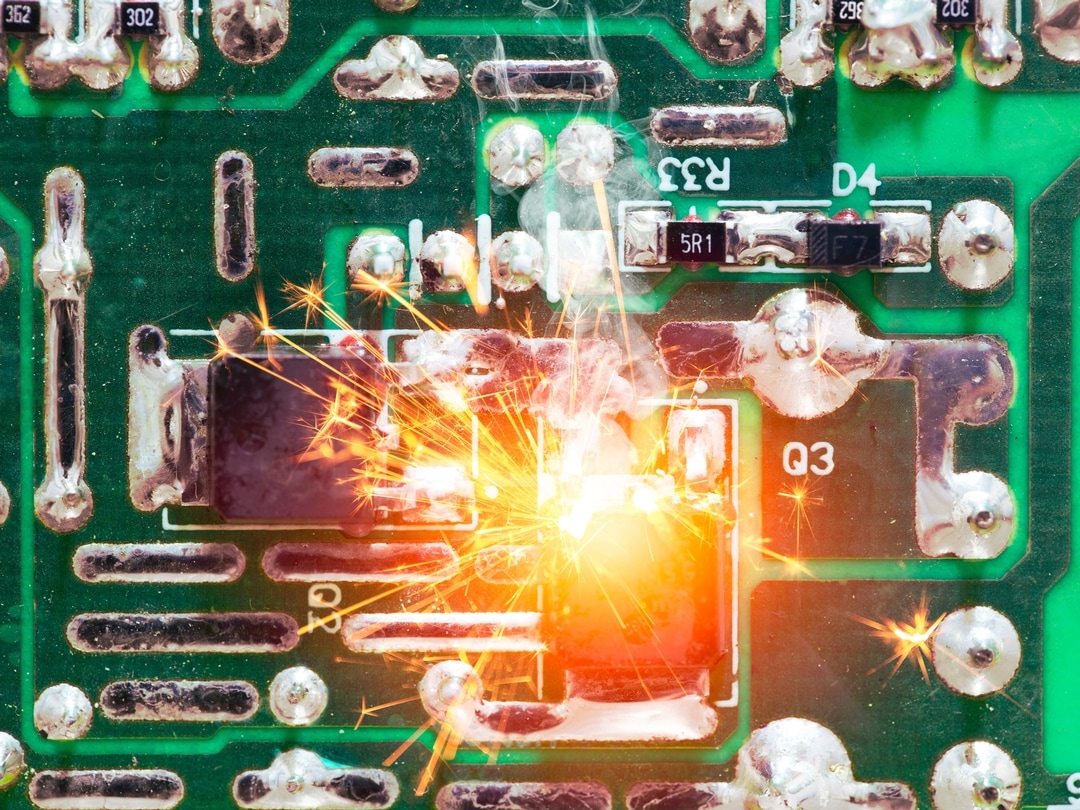 Nahaufnahme einer Leiterplatte mit Funken