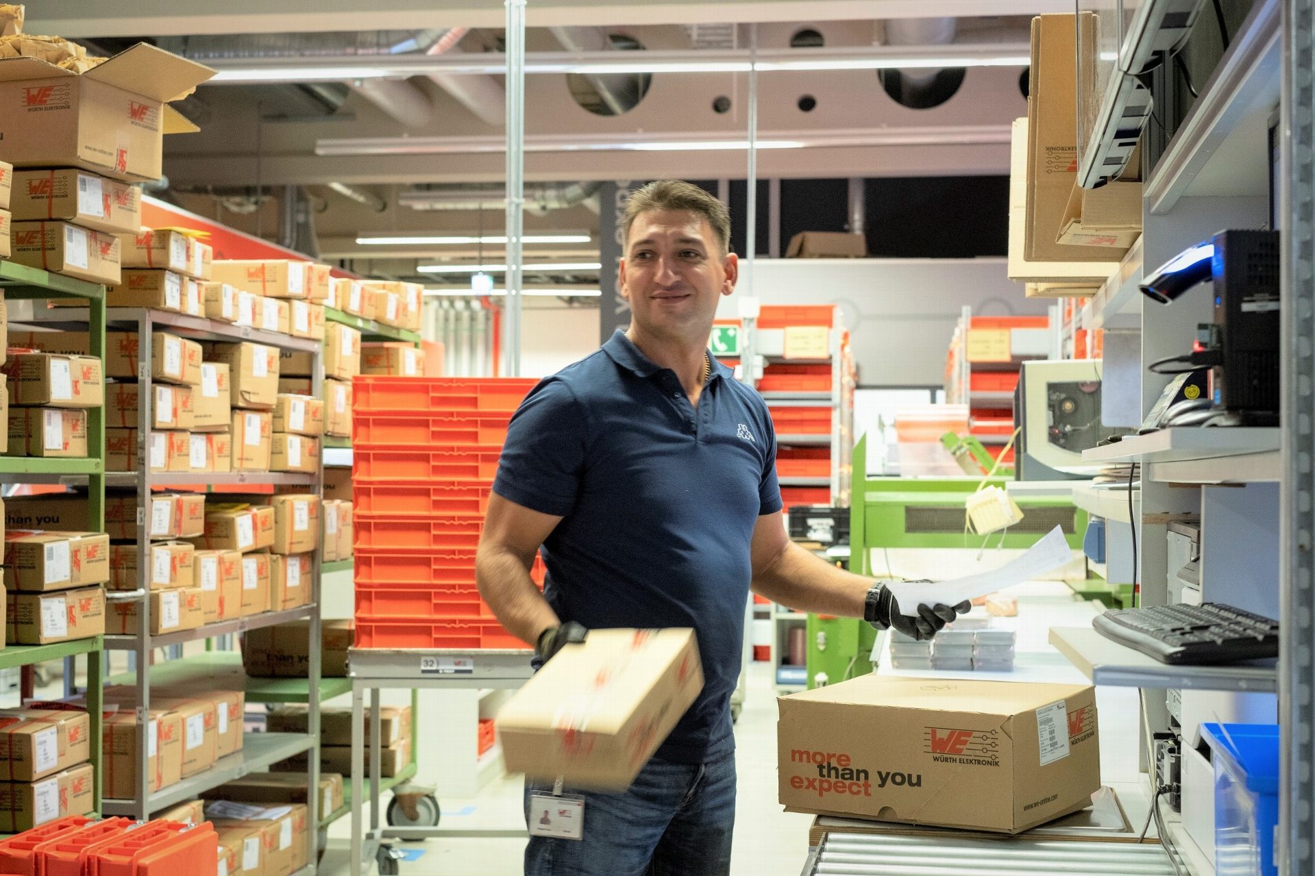 Versandbereich Leiterplatten Exmployee in the shipping area