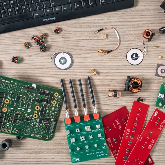 Schreibtisch mit Leiterplatte und elektrischen Bauteilen