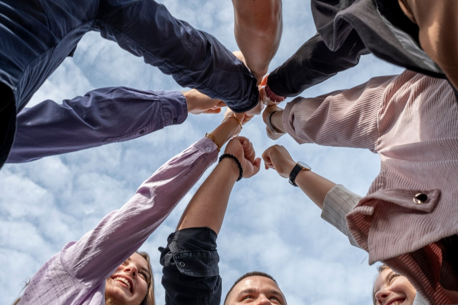 Teamwork Personen strecken die Hände zusammen im Kreis