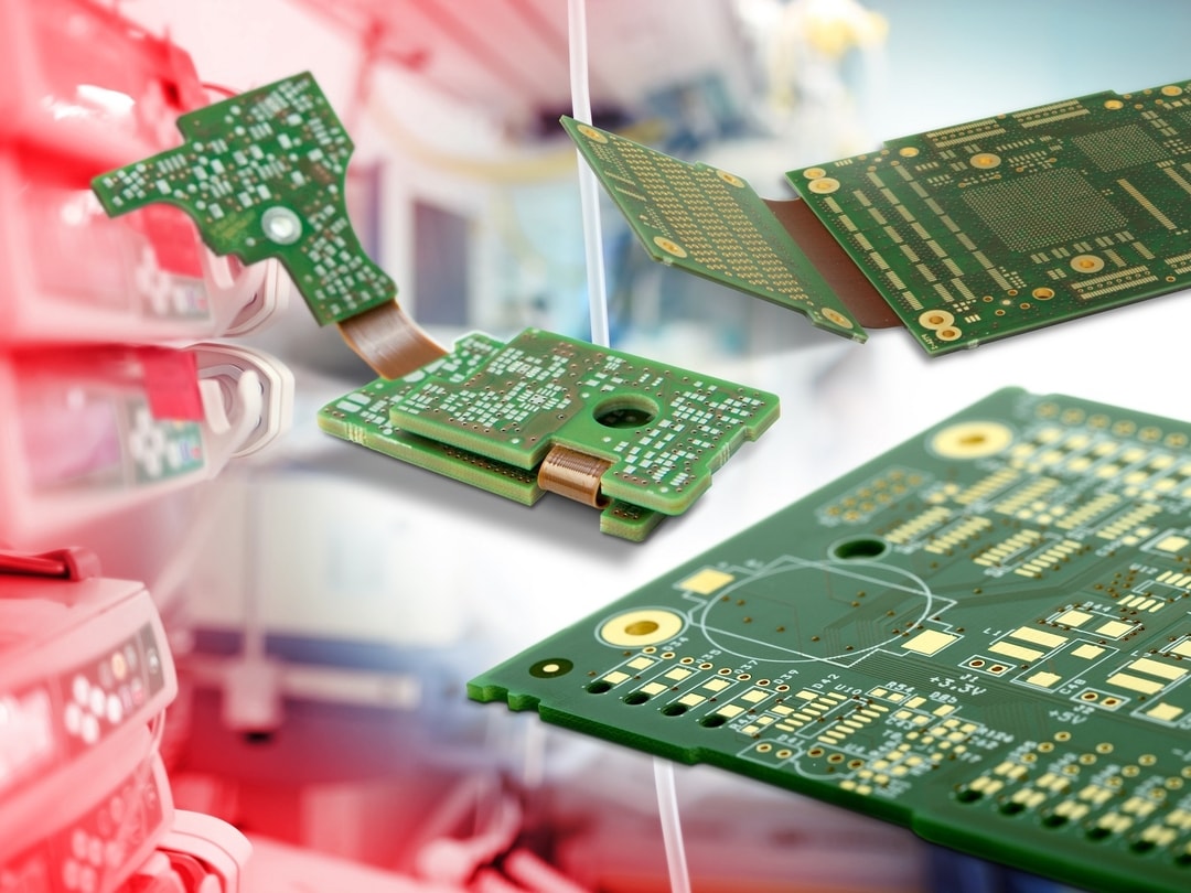 Drei Starrflex Leiterplatten im Vordergrund, im Hintergrund Beatmungsgeräte