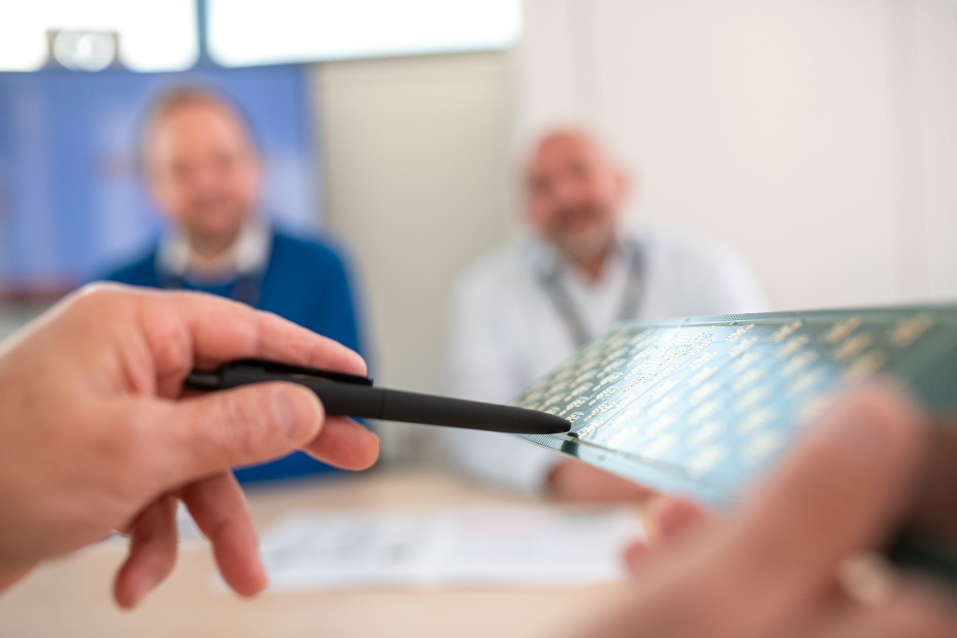 CBT Vorstellung Funktion einer Leiterplatte Kunden bekommen den Aufbau einer Leiterplatte erklärt