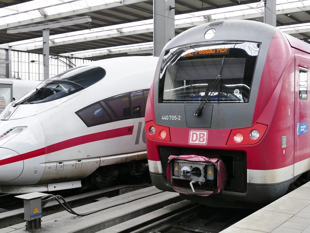 The image shows an ICE train and a local train at the station - source: https://pixabay.com/de/photos/zug-eisenbahn-lokomotive-bahnhof-3952254/