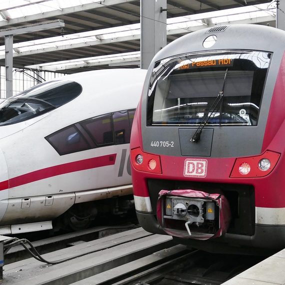 Bild zeigt einen ICE und einen Nahverkehrs-Triebwagen im Bahnhof - Quelle: https://pixabay.com/de/photos/zug-eisenbahn-lokomotive-bahnhof-3952254/