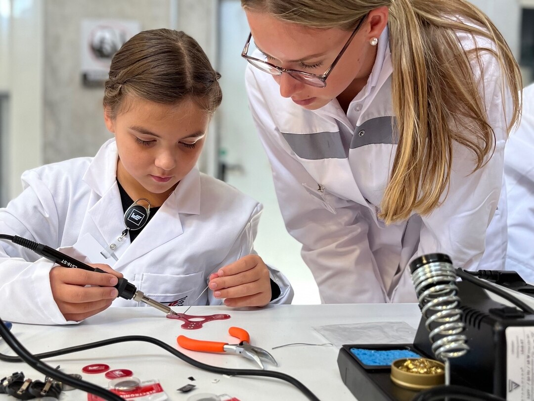 Kind lötet einen Fidget-Spinner