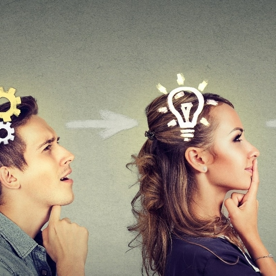 Frauen und Männer beim Brainstorming