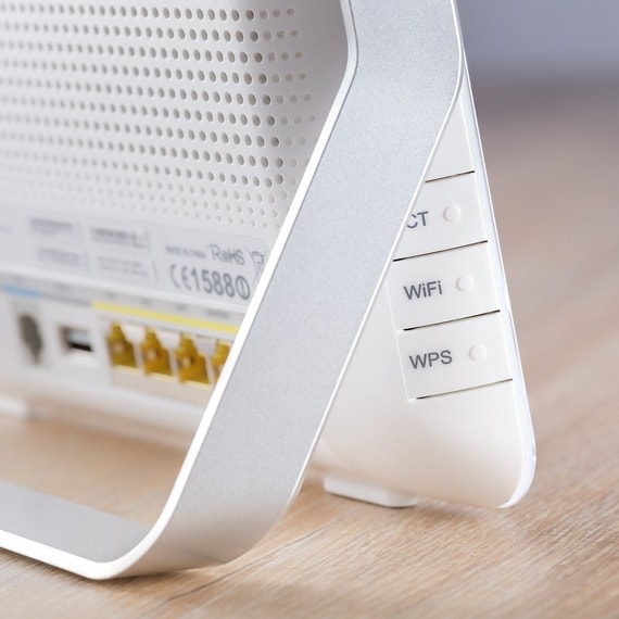 Nahaufnahme Foto der Rückseite eines WLAN-Routers