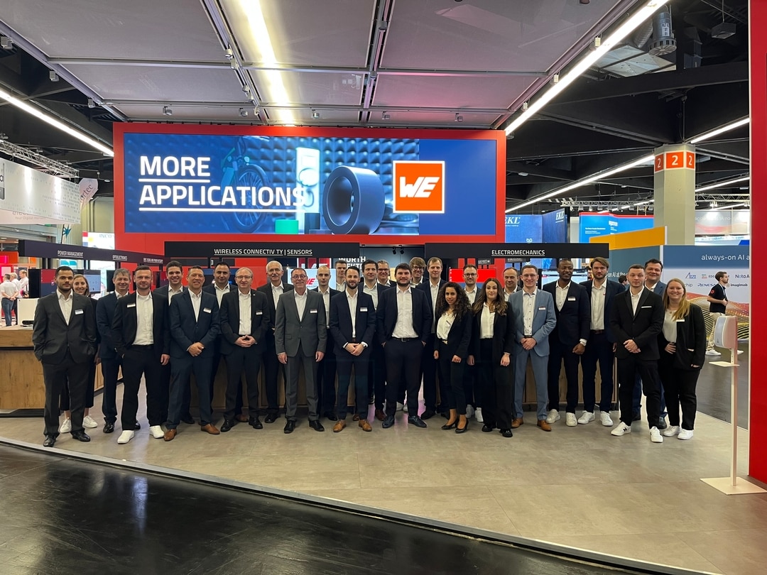 Ein Gruppenbild von Mitarbeitenden der Würth Elektronik vor dem Messestand.