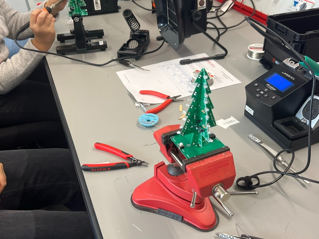 Dioden und Kinderaugen leuchteten gleichermaßen am „Kids Day“ bei Würth Elektronik.