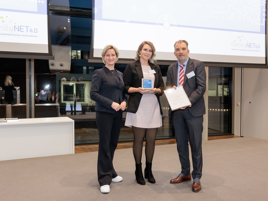 Preisverleihung „familyNET 4.0“-Award: (v. l.) Dr. Nicole Hoffmeister-Kraut, Ministerin für Wirtschaft, Arbeit und Tourismus Baden-Württemberg, Janina Stolla-Braun, Projektteam Lebenslagen bei Würth Elektronik eiSos, und Stefan Küpper, Sprecher der Geschäftsführung beim Bildungswerk der Baden-Württembergischen Wirtschaft e. V.