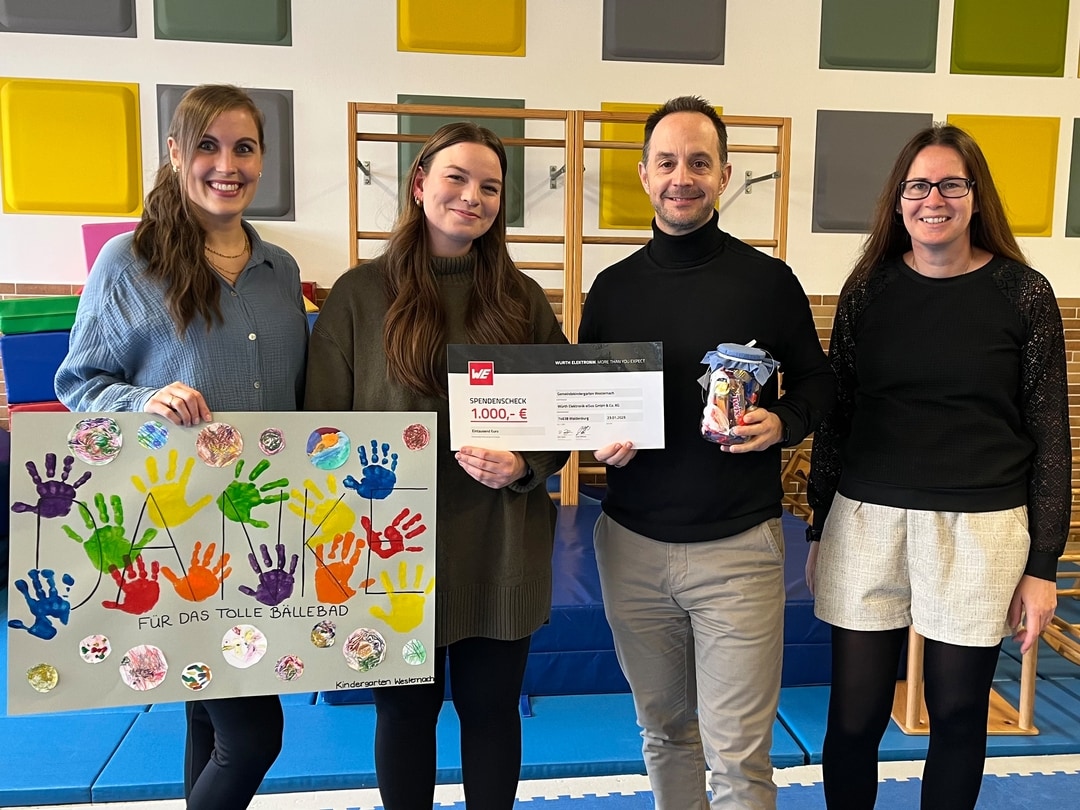 Gruppenbild bei der Spendenübergabe an den Gemeindekindergarten Westernach