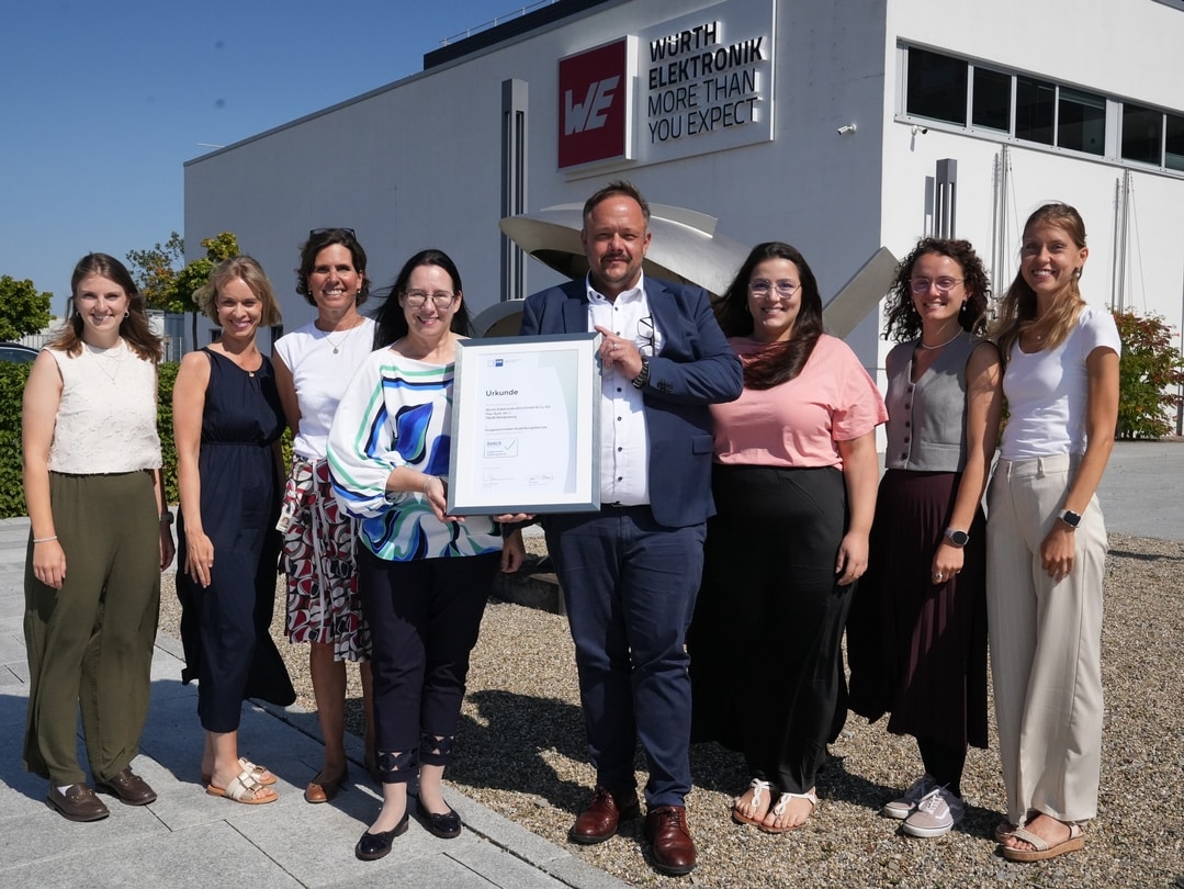 IHK-Präsidentin Kirsten Hirschmann und Dirk Knorr, Geschäftsführer und COO von Würth Elektronik eiSos, umringt vom Ausbildungsteam bei der Übergabe des Dualis-Siegels