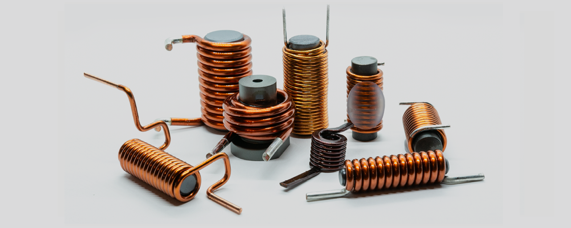 Category 1 Customized Automotive Parts Various rod core chockes from Würth Elektronik in front of a grey background