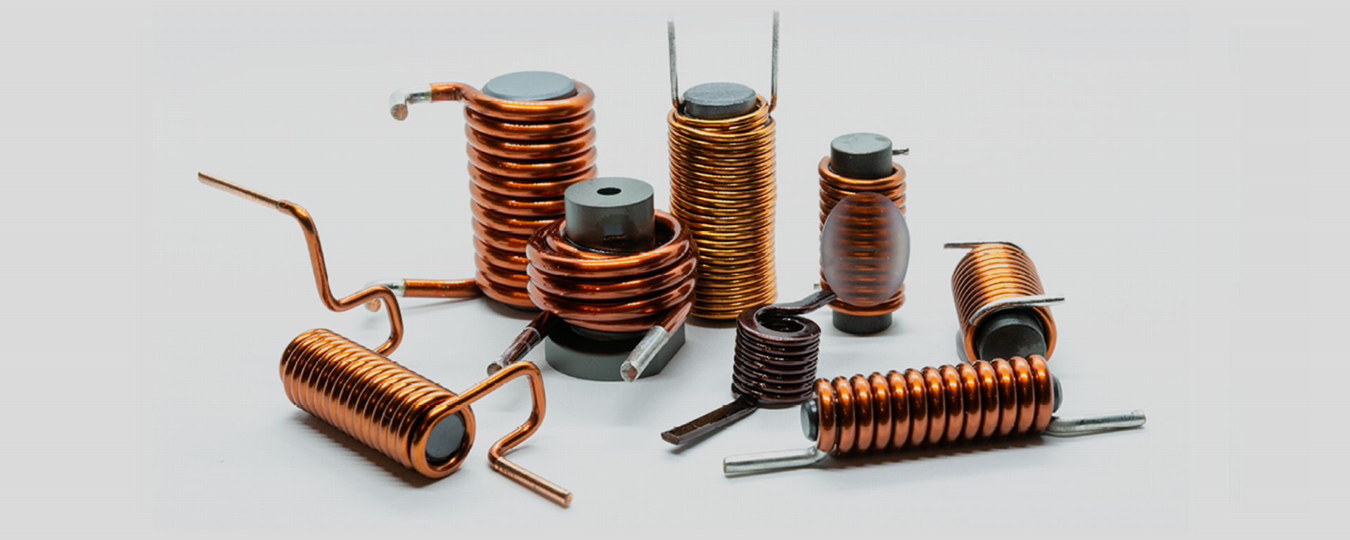 Category 1 Customized Automotive Parts Various rod core chockes from Würth Elektronik in front of a grey background