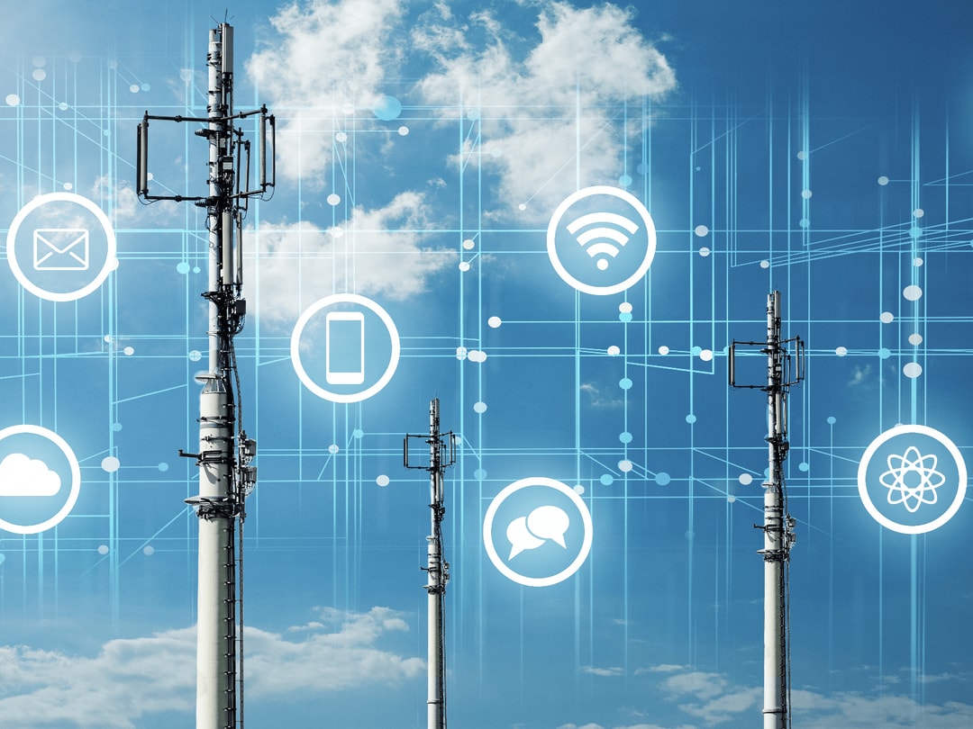 Radio towers with visualization of data transfer en